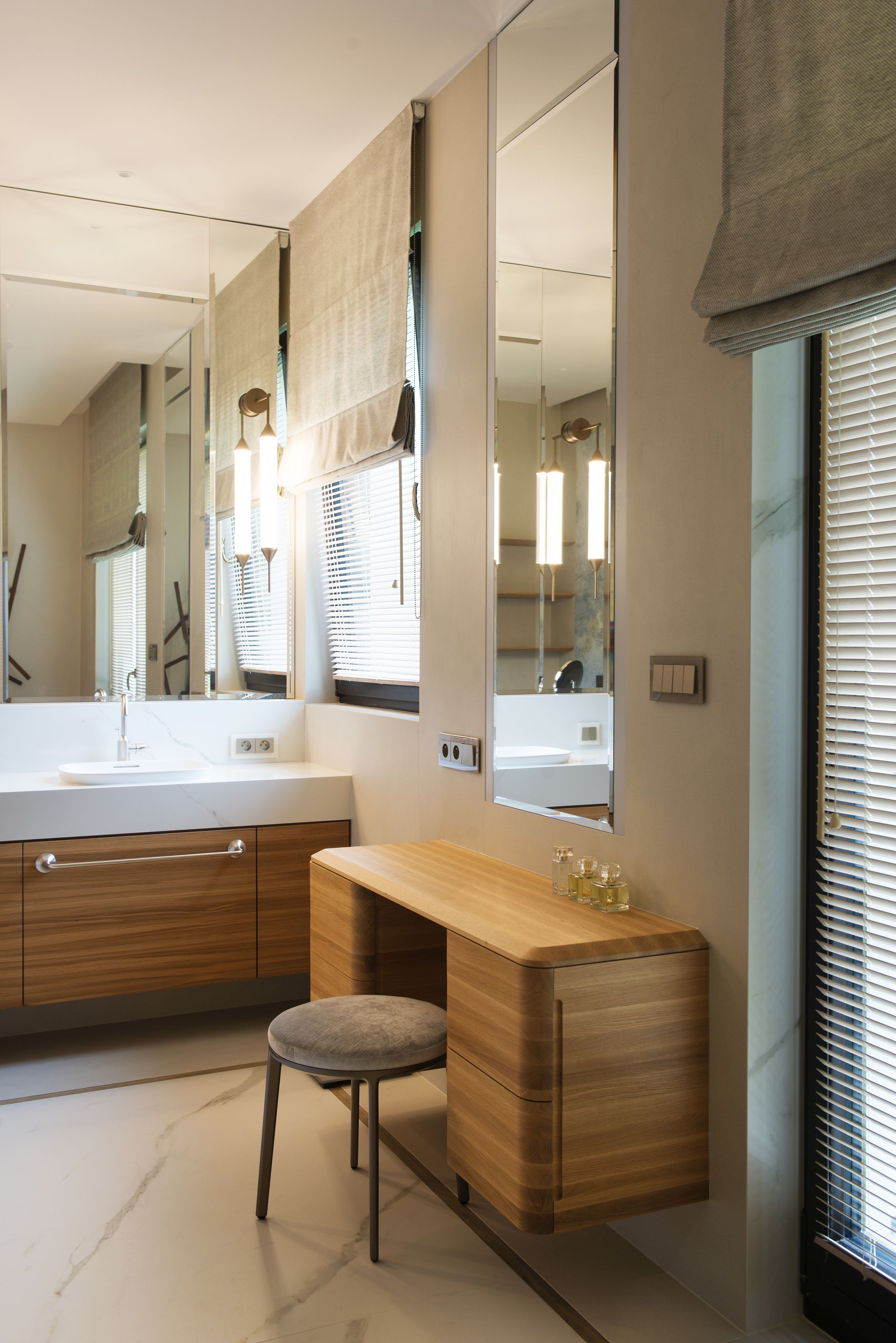 Ten wieszak - rzeźba początkowo miał znajdować się w holu, ale jego idealnym miejscem okazał się pokój kąpielowy.